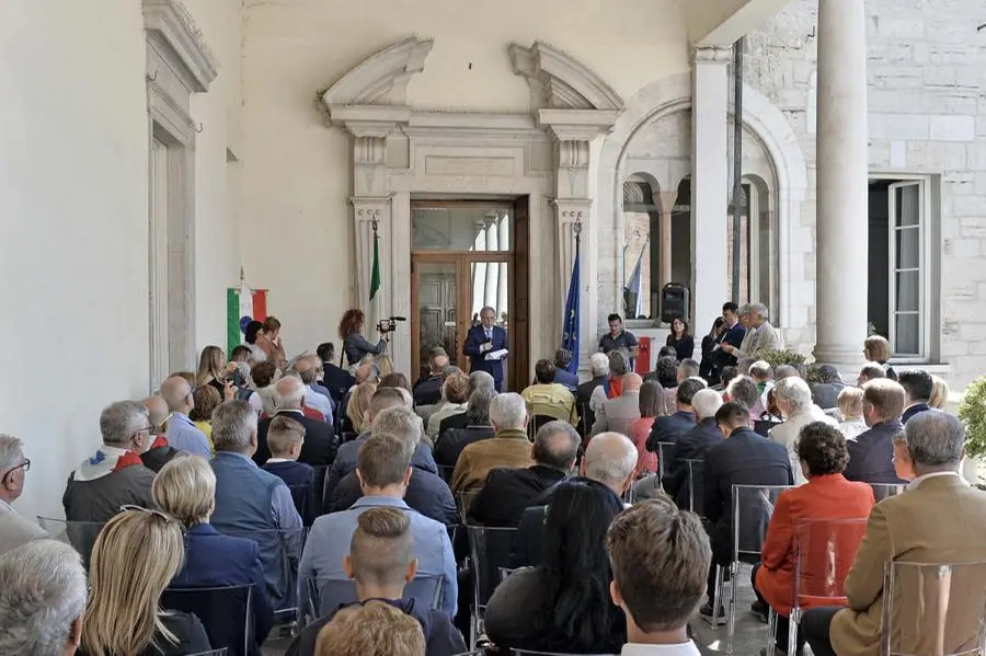 La cerimonia per gli ex internati in Broletto  - © www.giornaledibrescia.it