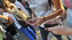 Due ragazze con il cellulare - Foto © www.giornaledibrescia.it