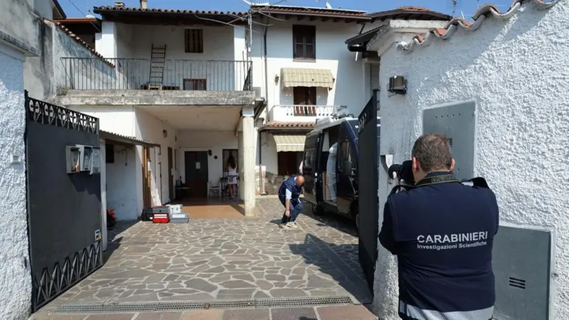 Sopralluogo della Scientifica a casa dell'indagato a Prevalle