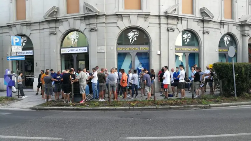 Brescia, tifosi in coda per la riapertura della campagna abbonamenti