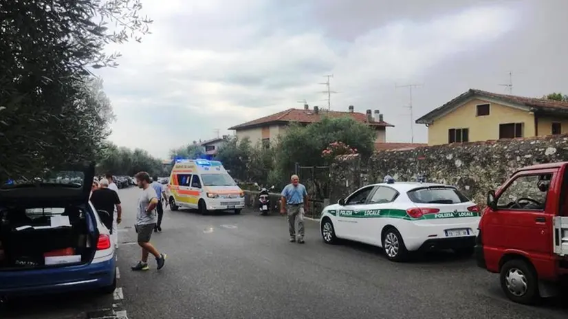 Toscolano Maderno, cade in scooter colto da malore