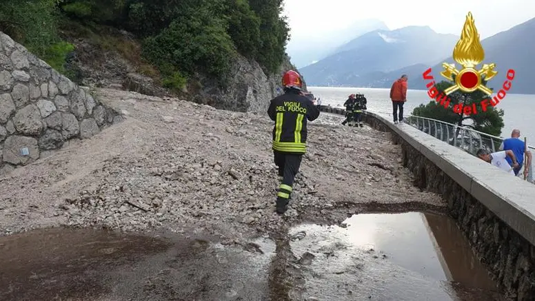 La frana ha invaso la Gardesana tra Riva e Limone
