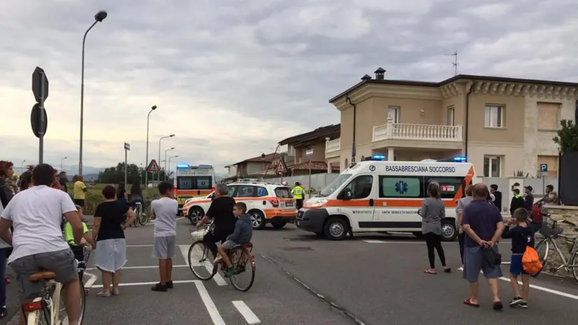 DUE BAMBINI TRAVOLTI IN BICI