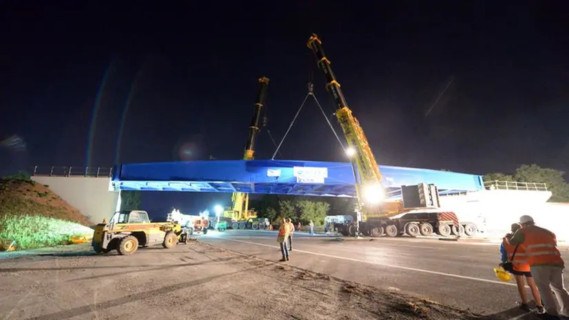 Il montaggio notturno del ponte sulla A21