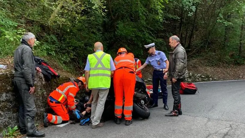 Tremosine, moto esce di strada: grave turista tedesco