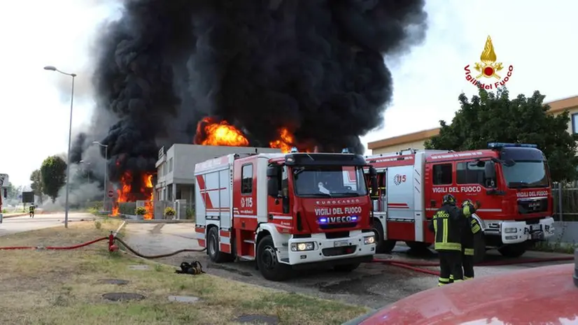 Incendio di un'azienda di vernici, chiusa l'A4 in Veneto