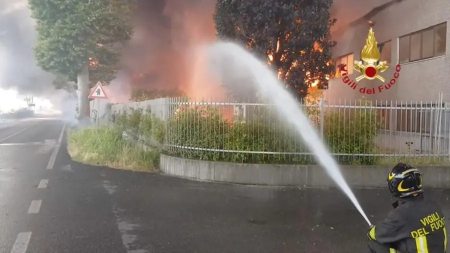 Incendio di un'azienda di vernici, chiusa l'A4 in Veneto
