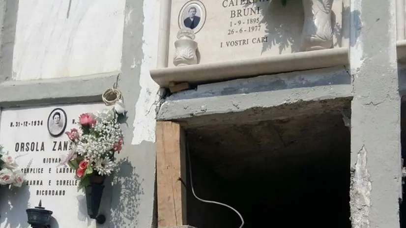 Una porzione del cimitero di Memmo con evidenti crepe