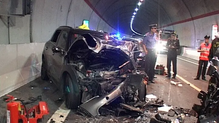 Schianto tragico in calleria: a Capo di Ponte muore una donna