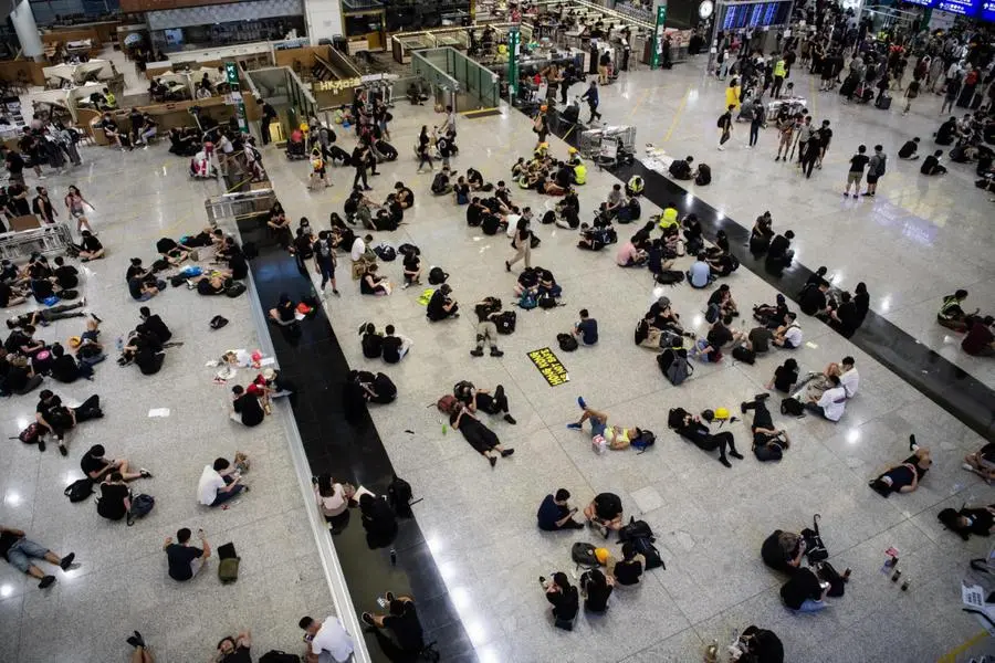 I manifestanti nell'aeroporto di Hong Kong