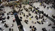 I manifestanti nell'aeroporto di Hong Kong
