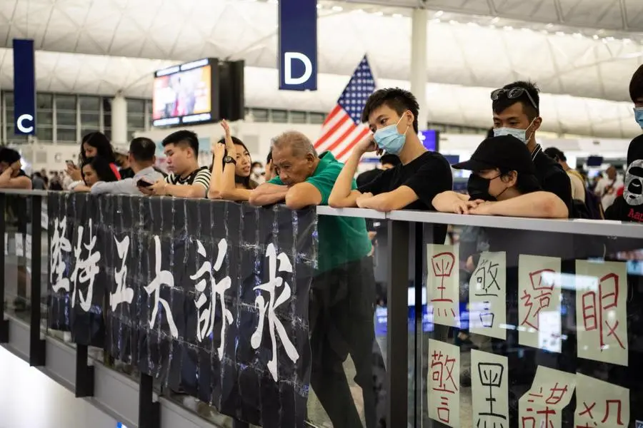 I manifestanti nell'aeroporto di Hong Kong