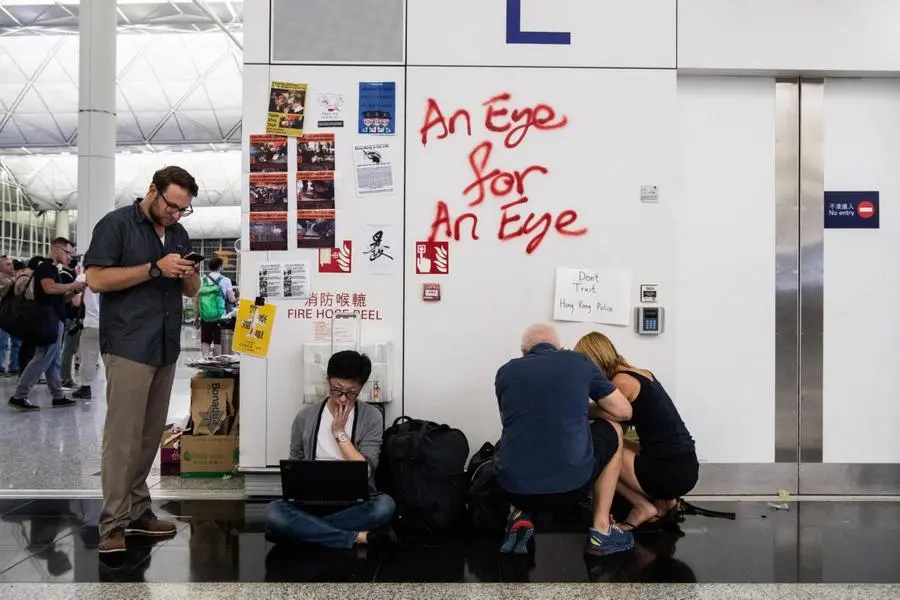 I manifestanti nell'aeroporto di Hong Kong