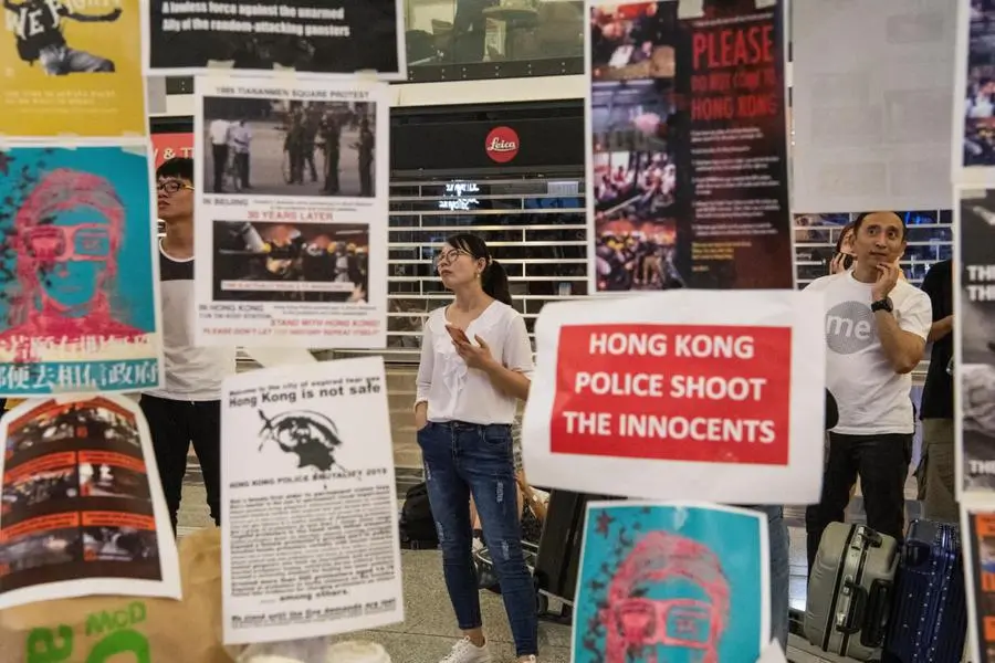 I manifestanti nell'aeroporto di Hong Kong