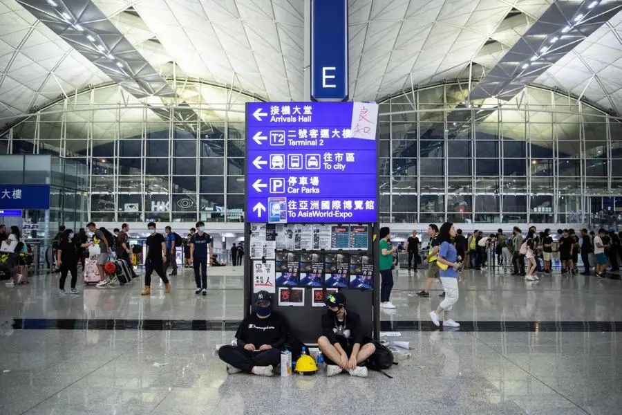 I manifestanti nell'aeroporto di Hong Kong