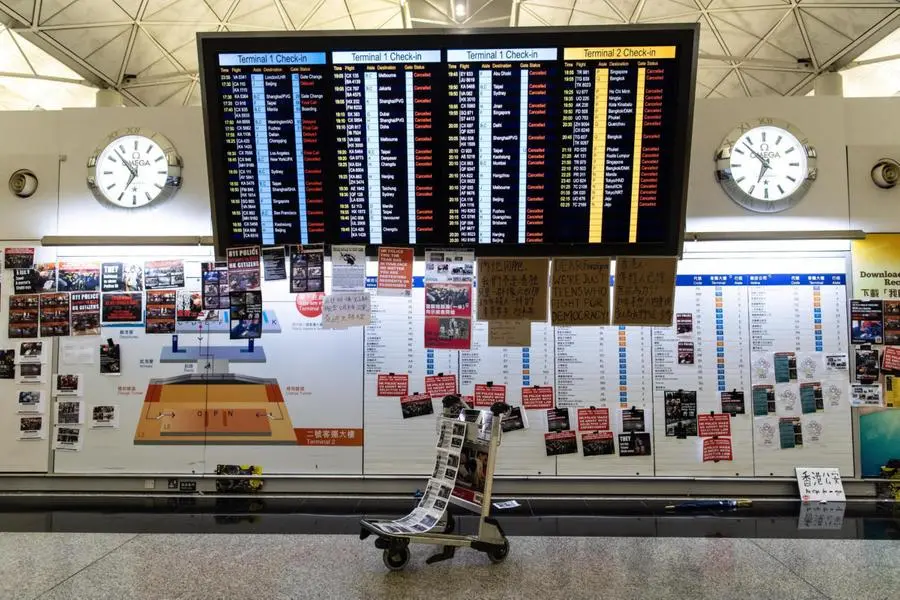 I manifestanti nell'aeroporto di Hong Kong