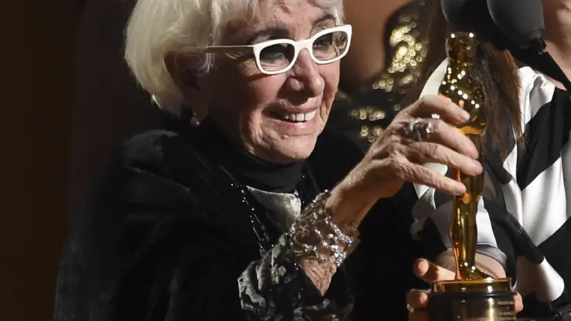 Lina Wertmuller riceve l'Oscar alla carriera - Foto Chris Pizzello/Invision/ANSA/AP © www.giornaledibrescia.it