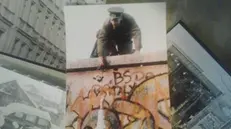 La foto che mostra ai posteri il muro di Berlino con la scritta dei bresciani - Foto Jacques Witt