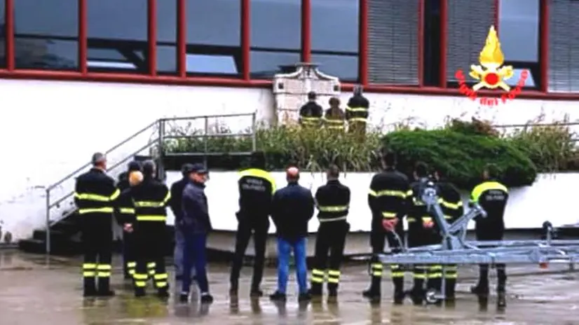 Un momento di raccoglimento davanti al monumento ai Caduti al Comando dei Vigili del Fuoco di Brescia - © www.giornaledibrescia.it