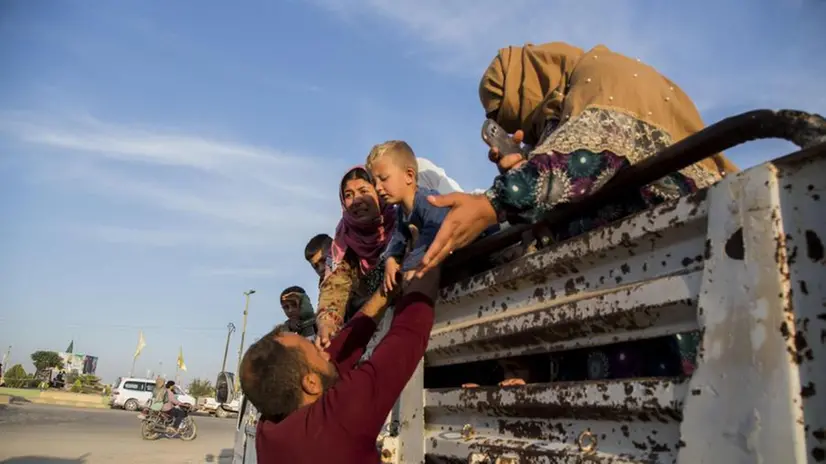 Siriani in fuga dalle zone colpite dall'esercito turco - Foto Ansa/Ap Baderkhan Ahmad © The Associated Press