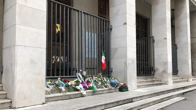 Fiori per ricordare gli agenti uccisi deposti davanti alla Questura di Trieste - Foto Ansa/Alice Fumis
