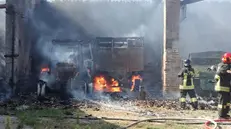 Cascina abbandonata prende fuoco a Gambara