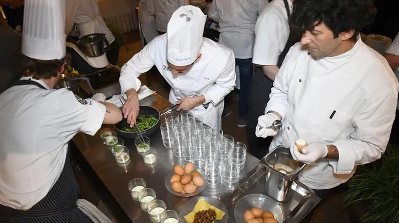 Chef e cuochi appassionati al lavoro insieme © www.giornaledibrescia.it