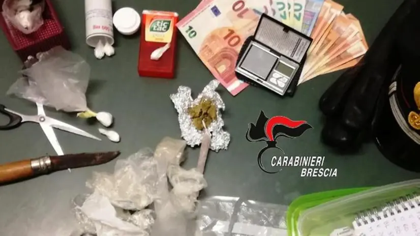 La droga sequestrata dai carabinieri © www.giornaledibrescia.it