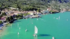 Una meravigliosa panoramica del lago di Garda durante la Centomiglia