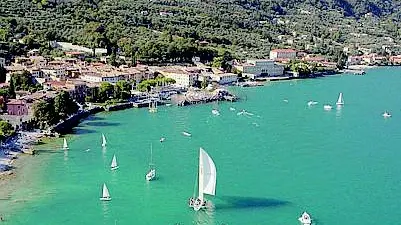 Una meravigliosa panoramica del lago di Garda durante la Centomiglia