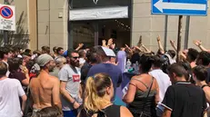 Tensione tra i tifosi in attesa da ore fuori dal Brescia store