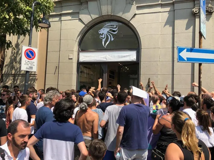 Tensione tra i tifosi in attesa da ore fuori dal Brescia store