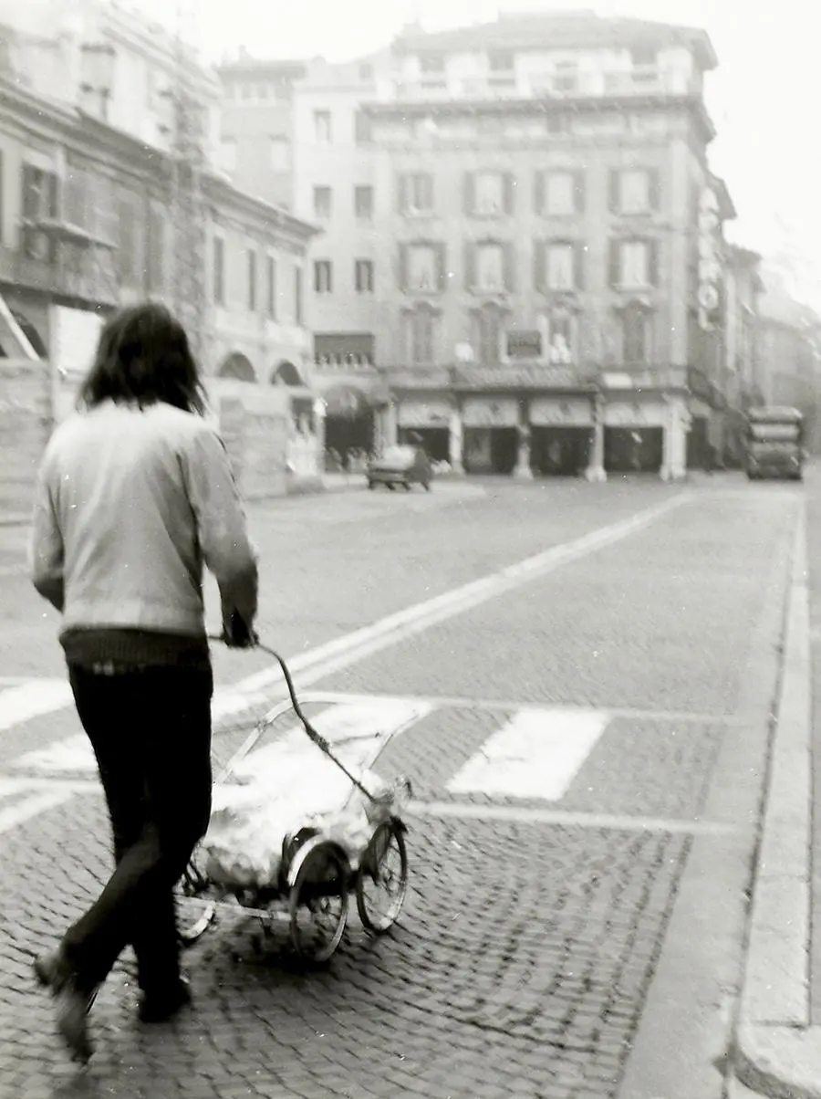 In corso Zanardelli portando a casa il marmo nel 1979 © www.giornaledibrescia.it