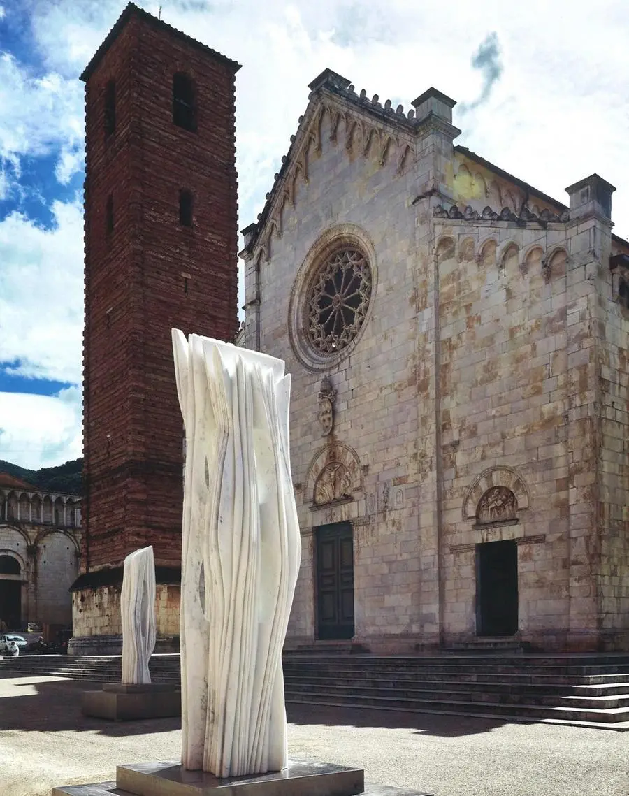 «Evoluzione di un sogno», le opere esposte in piazza Duomo a Pietrasanta © www.giornaledibrescia.it