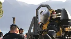Lago d'Iseo, le operazioni della Marina Militare per il recupero dell'auto