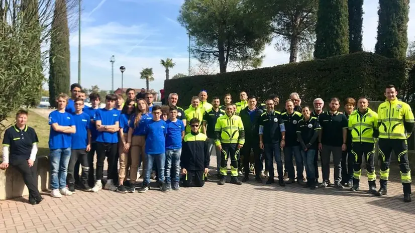 Foto di gruppo per il sodalizio desenzanese della Protezione civile - © www.giornaledibrescia.it