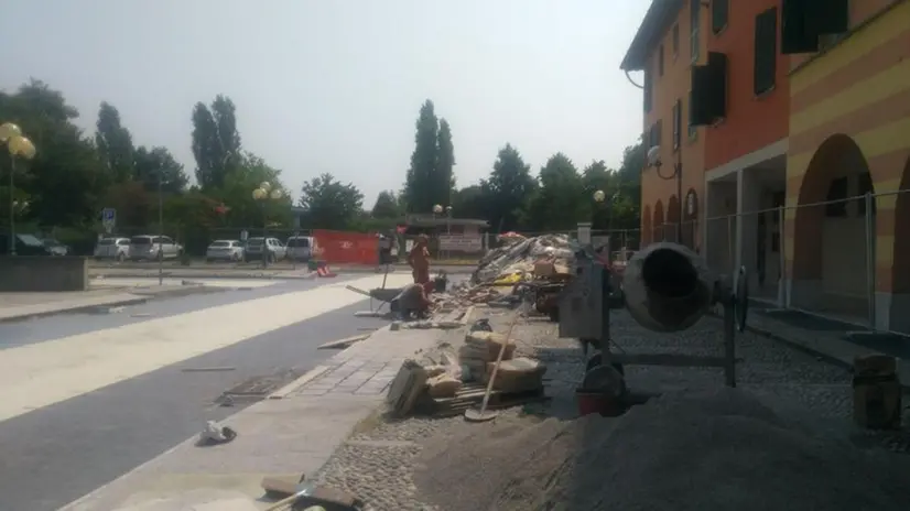 Operai nel cantiere di largo Cattaneo