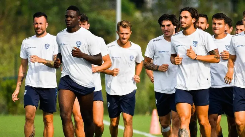 Balotelli al Brescia: il primo allenamento con i compagni