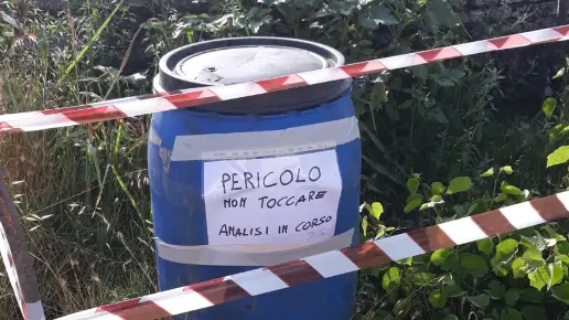 Bidoni nel fiume Gambara