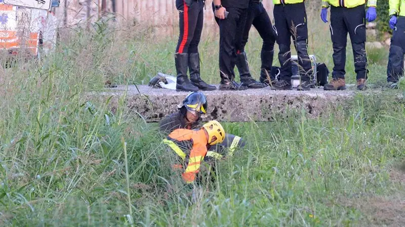 Disabile con la carrozzina nella roggia, soccorritori al lavoro