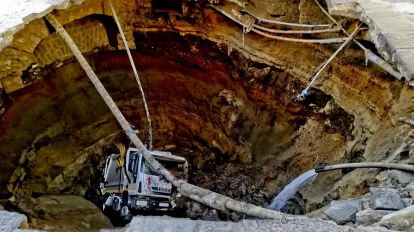 Casoria, voragine in strada: inghiottito camion dei rifiuti