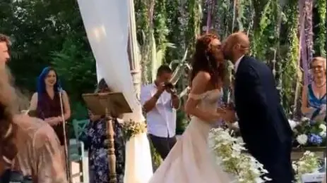 Paola Turani e Riccardo Serpellini sposi, il sì tra il verde del Garda