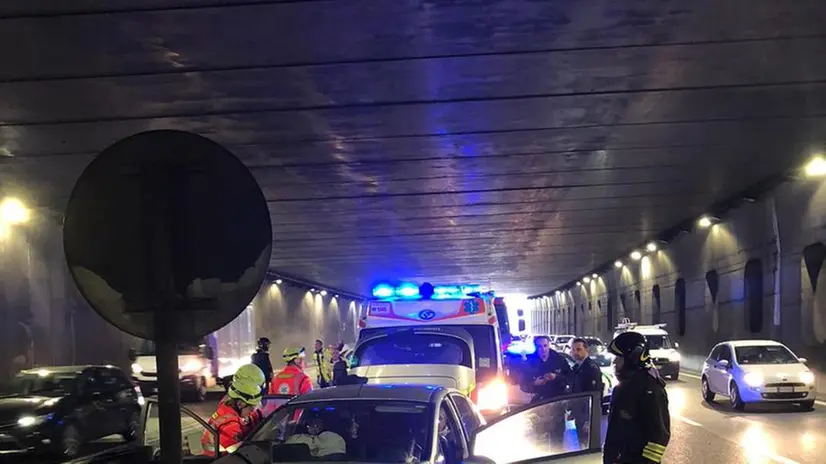 La vettura incidentata nel tunnel © www.giornaledibrescia.it
