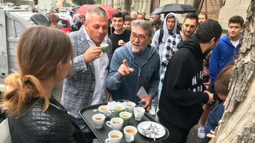 Caffè per chi è in coda