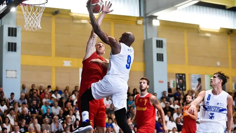 DeAndre Lansdowne in azione con la maglia della Germani