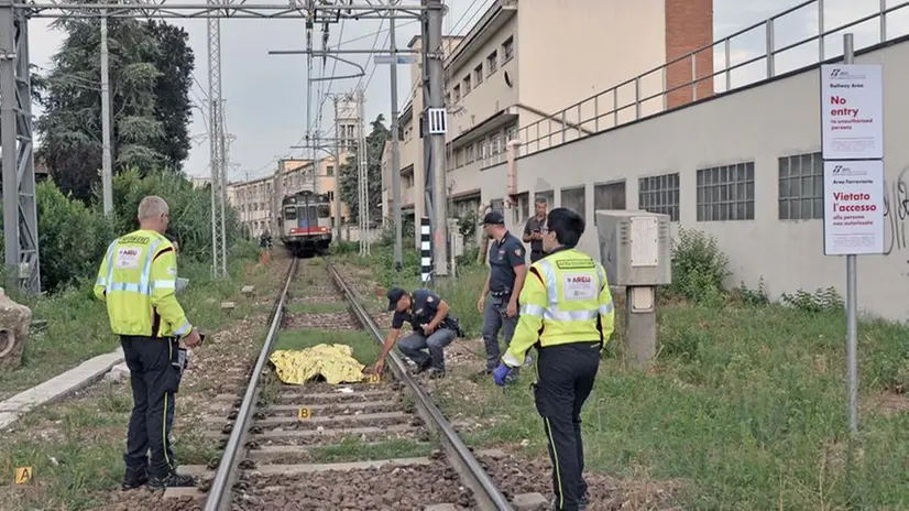 Una donna ha perso la vita sui binari in via Cremona