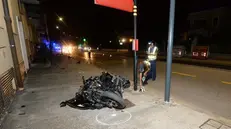 La moto incidentata e gli agenti durante i rilievi dell'incidente - Foto © www.giornaledibrescia.it
