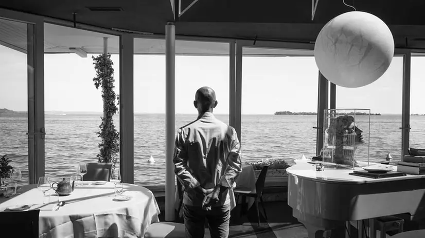 Chef Riccado Camanini osserva il lago dal Lido 84 - Foto tratta dalla gallery di TripAdvisor
