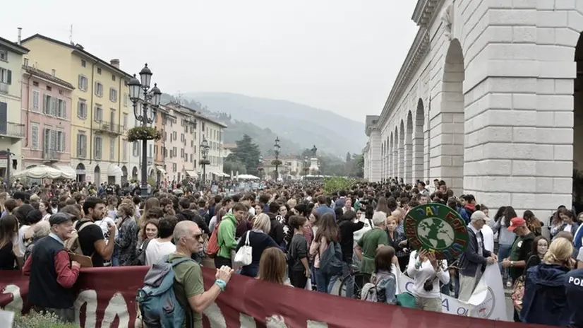 I ragazzi in Piazzale Arnaldo prima della partenza
