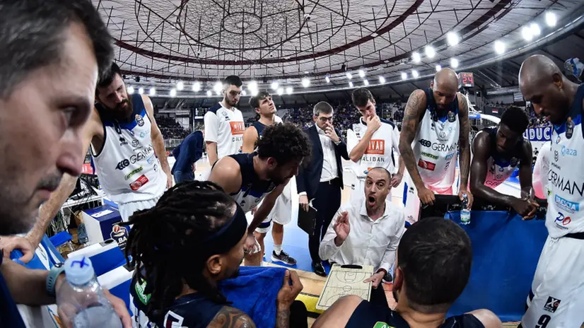 Coach Esposito durante la gara con Reggio